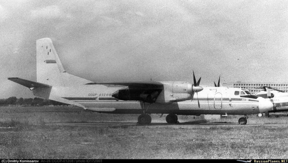 Наш борт ещё с советским бортовым номером, но уже с российским флагом.