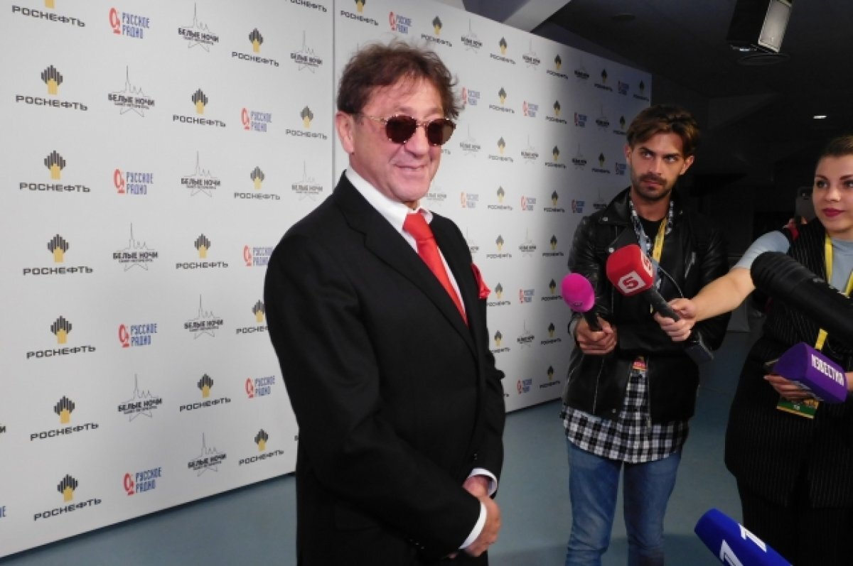    Уроженец Сочи Лепс во время концерта выбил из рук фанатки смартфон