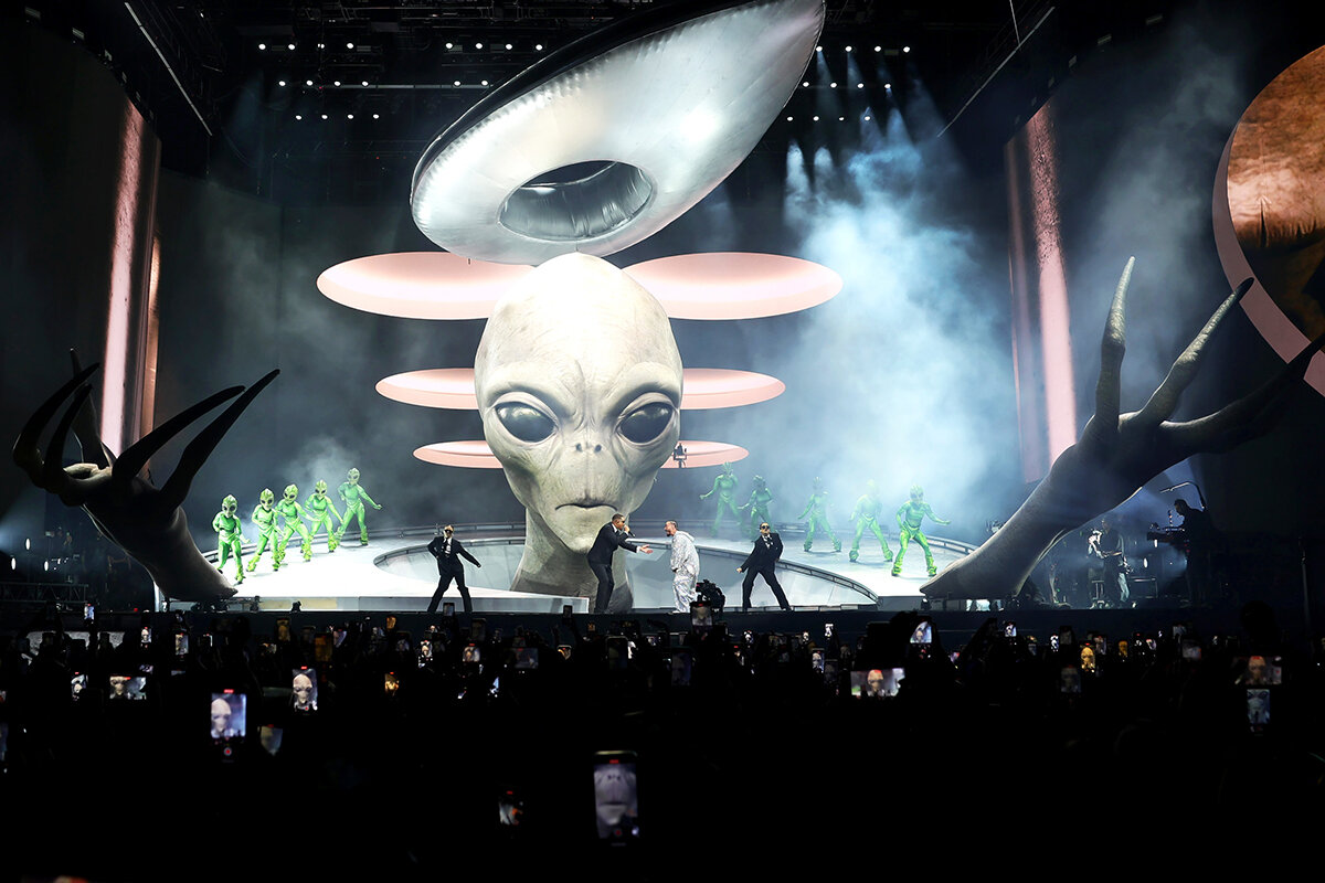 Arturo Holmes / Getty Images📷Уилл Смит и J Balvin на фестивале Coachella, 14 апреля 2024 года