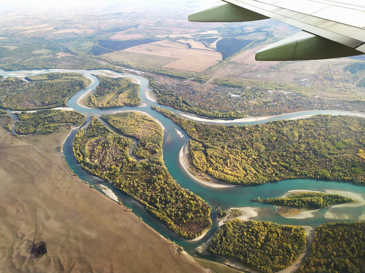 Катунь под крылом самолёта. Чтобы у статьи была красивая заставка, а не скриншот. Фото автора.