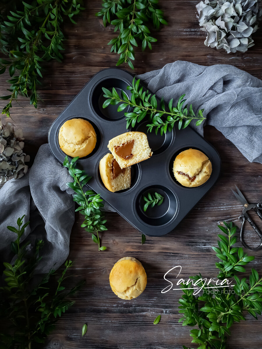 Кексы с начинкой из варёной сгущёнки 