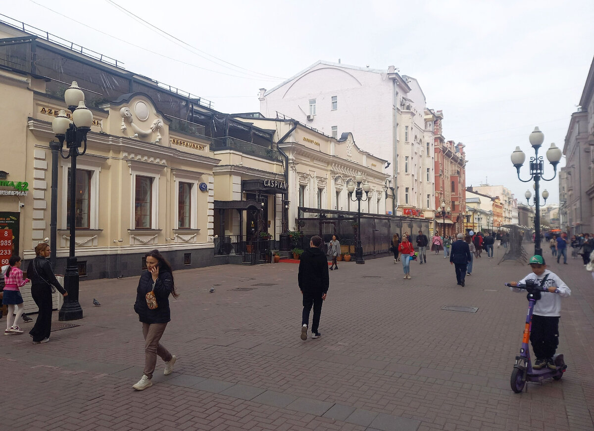 Старый Арбат: от самобытности к серости и безликости – что случилось с  главной пешеходной улицей Москвы? | Беспорядочные путешествия | Дзен