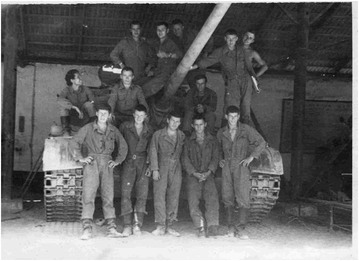Отделение курсантов на занятиях по материальной части танка Т-54. Автор - командир отделения - сидит на фаре танка.  Фото Лео Буша (второй слева, в первом ряду. За ним, во втором ряду - автор. 