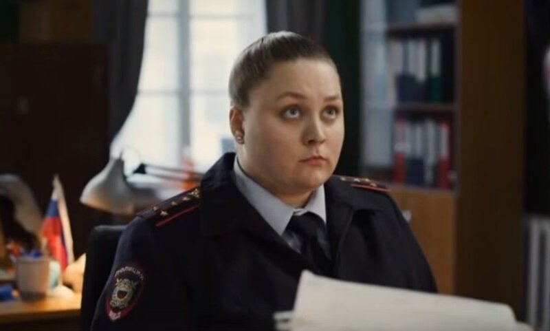 Вроде бы следователь, но форма все равно очень сильно смущает. Оба фото: Кино-театр.ру