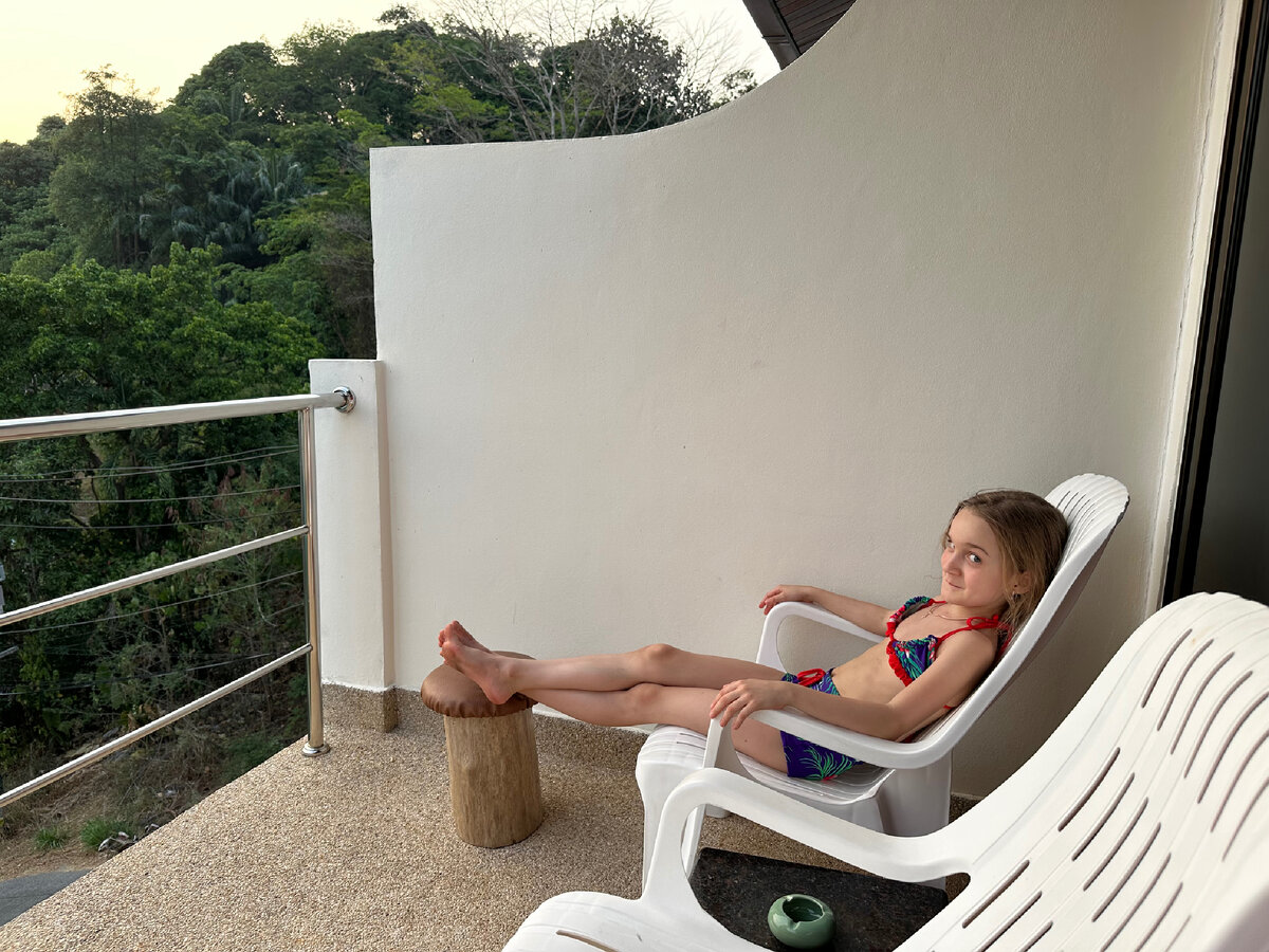 Апартаменты находятся высоко у подножия горы рядом с джунглями. По утрам поют птицы, по вечерам стрекочут цикады. Это такой релакс.  Мед для ушей. В целом это  тихие апартаменты в шаговой доступности от моря. (25 минут неспешным шагом)