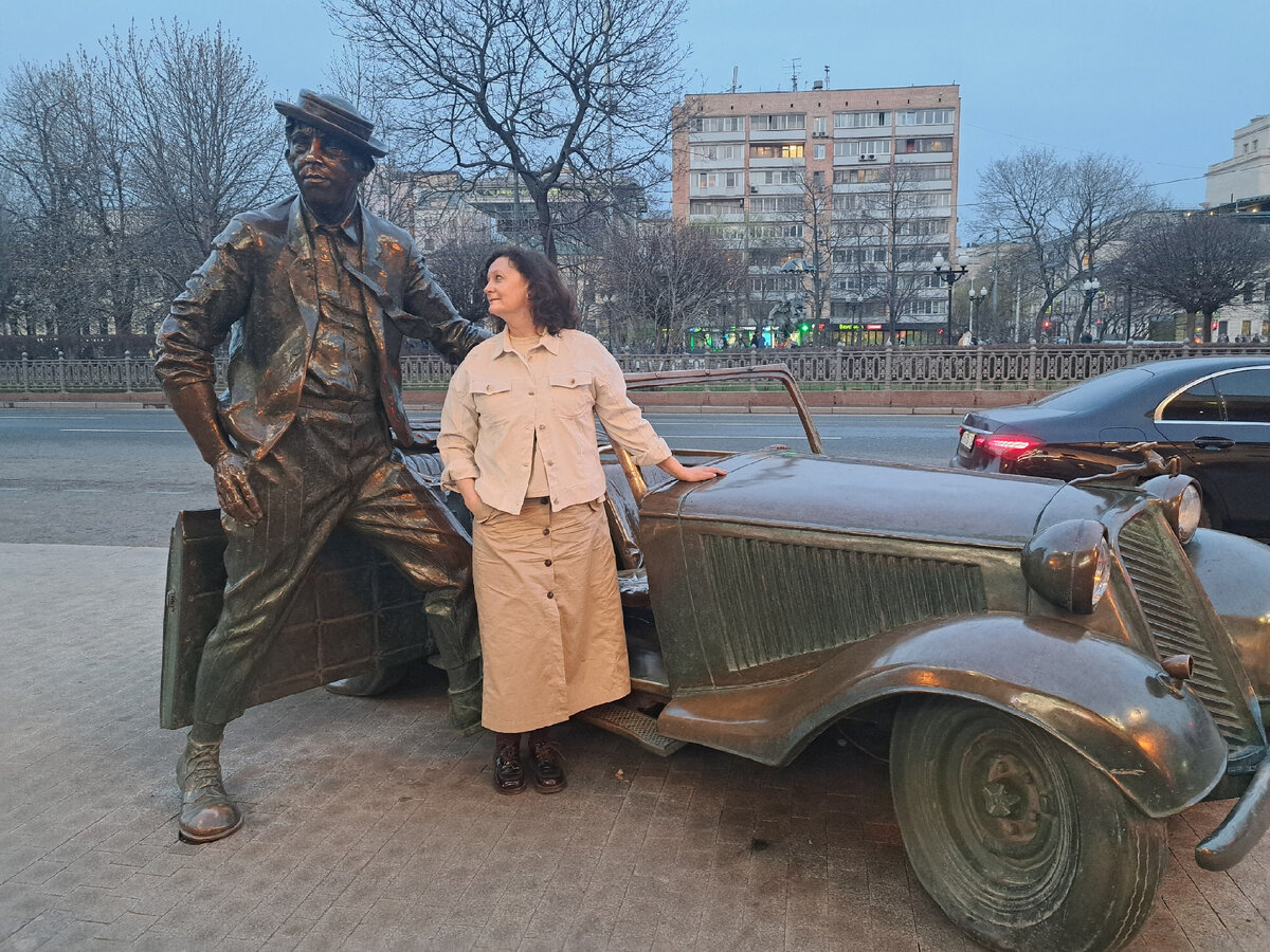 Я с Юрой Никулиным на Цветном бульваре. У каждого из нас – своя ответственность. Он напоминает прохожим, что не все так серьезно в этом лучшем из миров, а я смотрю с обожанием на одного из самых обаятельных мужчин ушедшей эпохи.