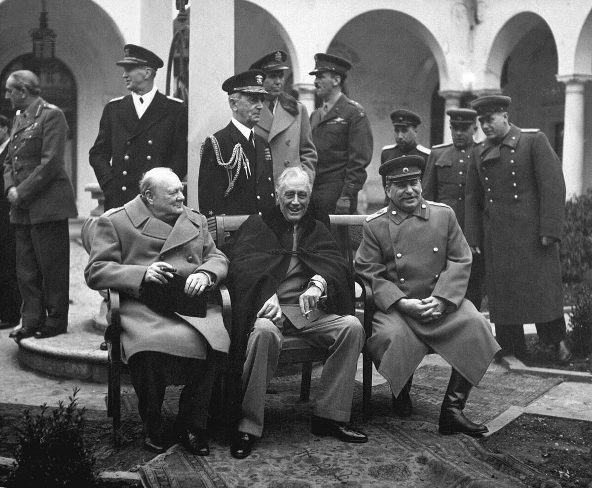 У. Черчилль, Ф. Д. Рузвельт и И. В. Сталин на Ялтинской конференции, 1945 год.