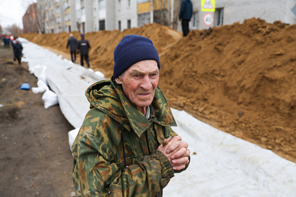 Местный житель во время установки водоналивных дамб на улице Галкинской, 14 апреля 2024 года    📷