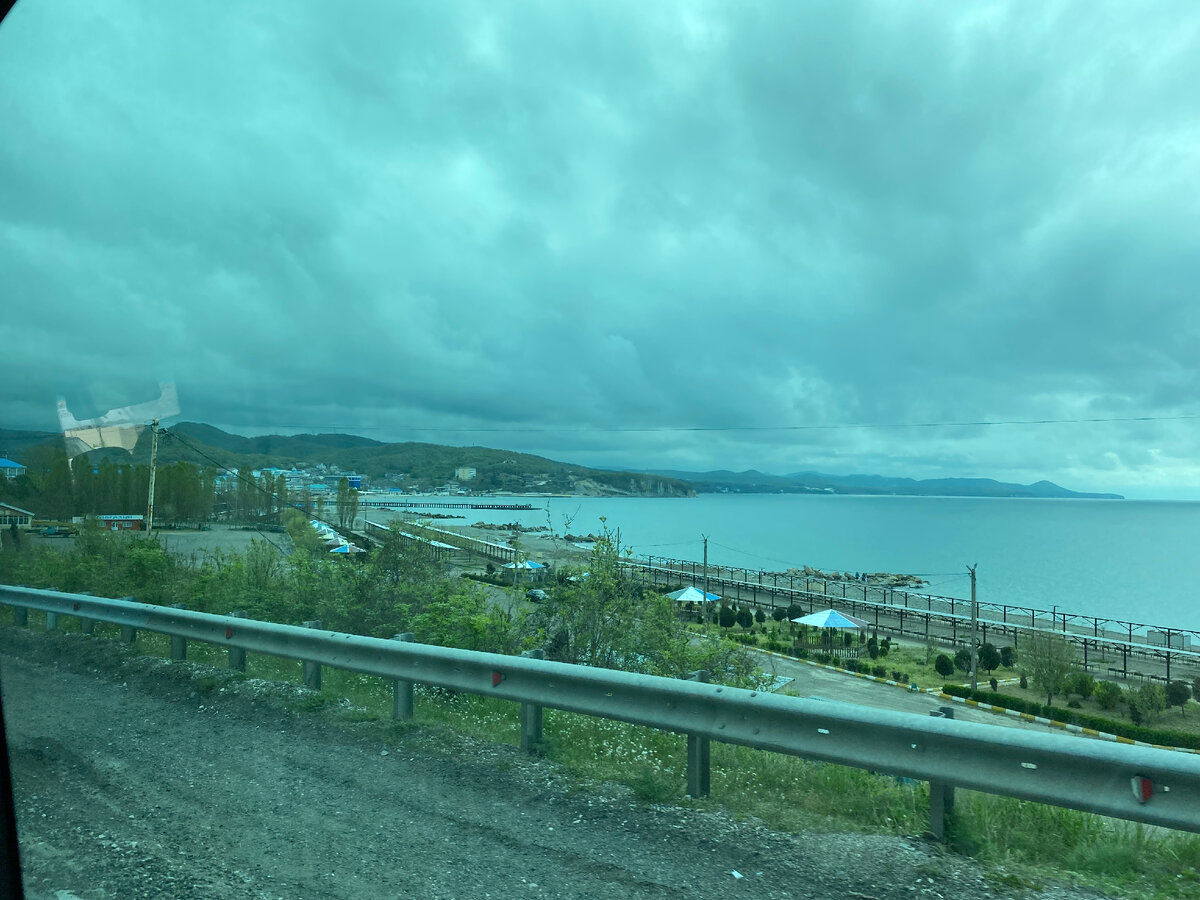 Дорога из Геленджика в Туапсе частично проходит вдоль моря... Фото автора