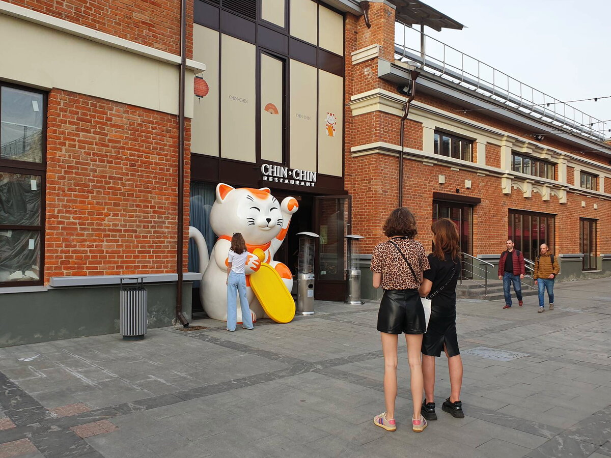 Вход в ресторан Chin-Chin