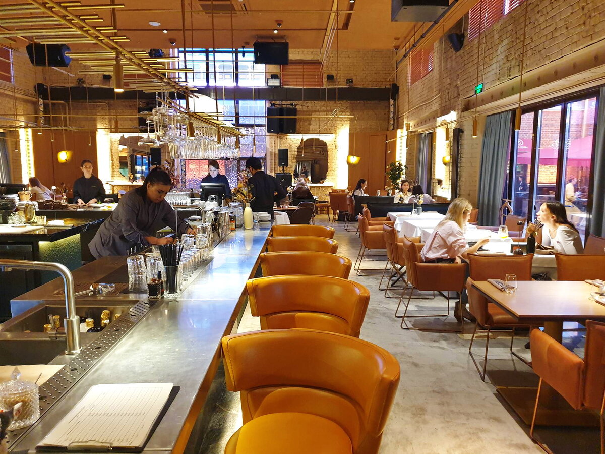 Общий вид зала ресторана Chin-Chin