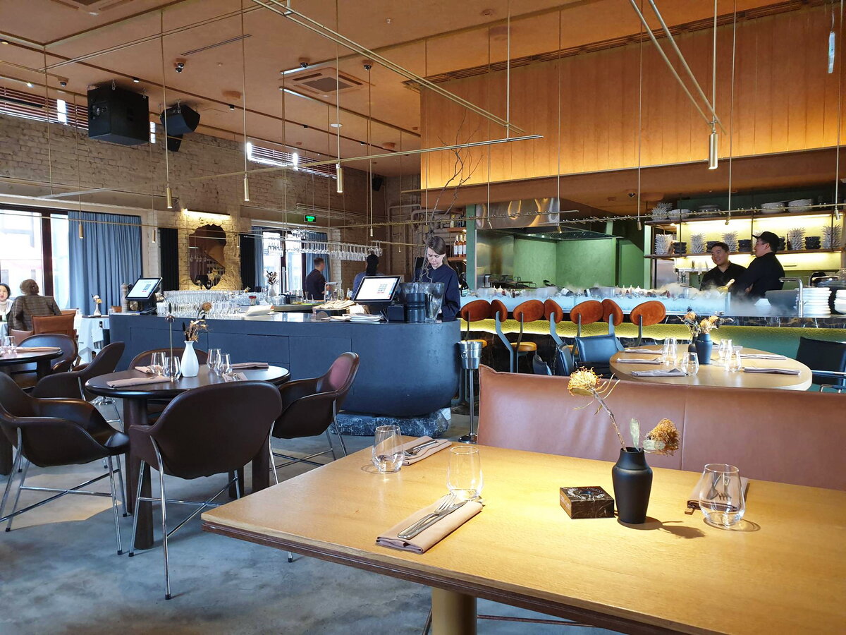 Ракурс на бар и открытую кухню