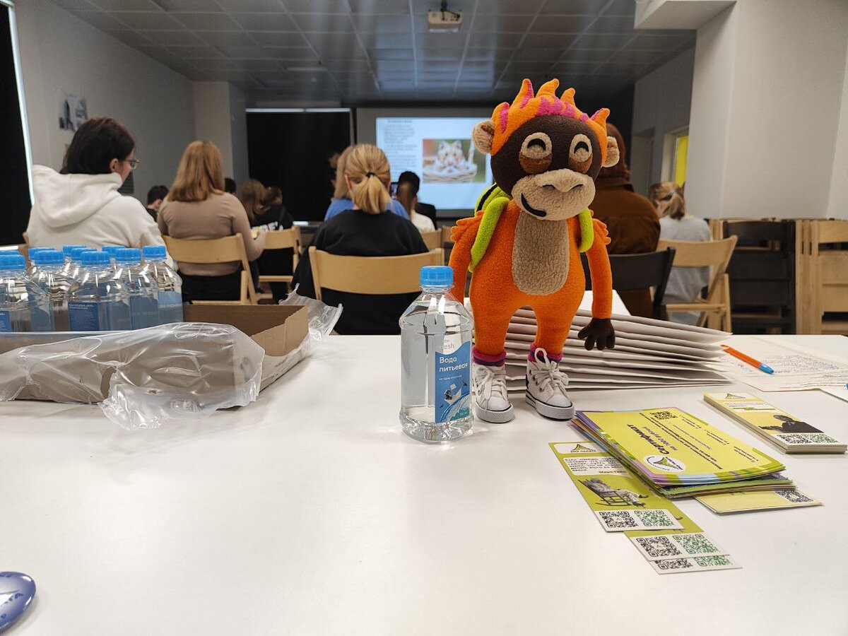 Кей раздает материалы))