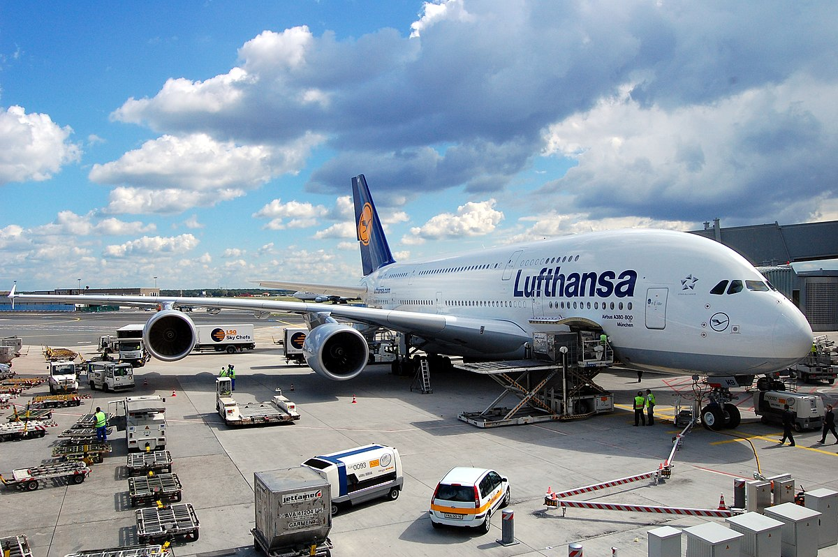 Пассажирский самолет большой вместимости. Аэробус а380 Люфтганза. Airbus a380-800. Самолёт Airbus a380. Самый большой пассажирский самолет в мире Airbus a380