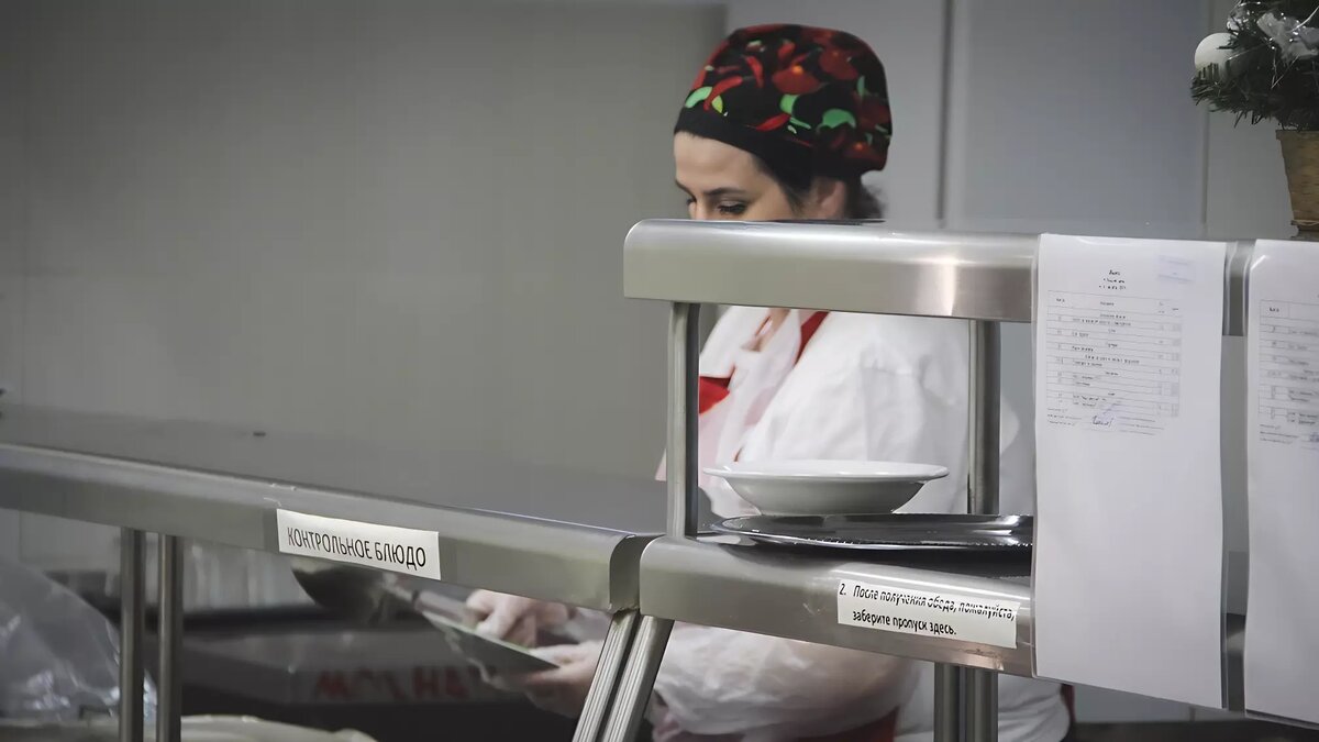     Нижегородская школа №94 собирается провести повторную дезинсекцию в столовой после сообщений о таракане в еде ребенка. Об этом NewsNN сообщили в администрации Нижнего Новгорода, со ссылкой на МАОУ «Школа №94».