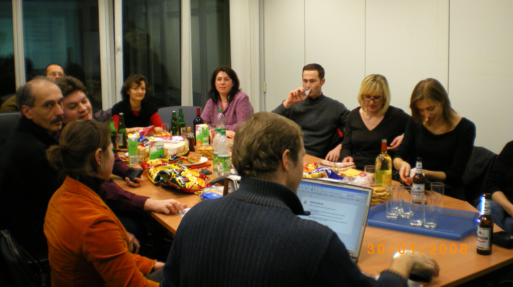 Мы даже после работы могли остаться просто посидеть, пообщаться, выпить, закусить. Без повода. Мы тогда, помню, какой-то фильм вместе смотрели. Это я фотографирую. Четверых из этих коллег я уже не помню по имени.