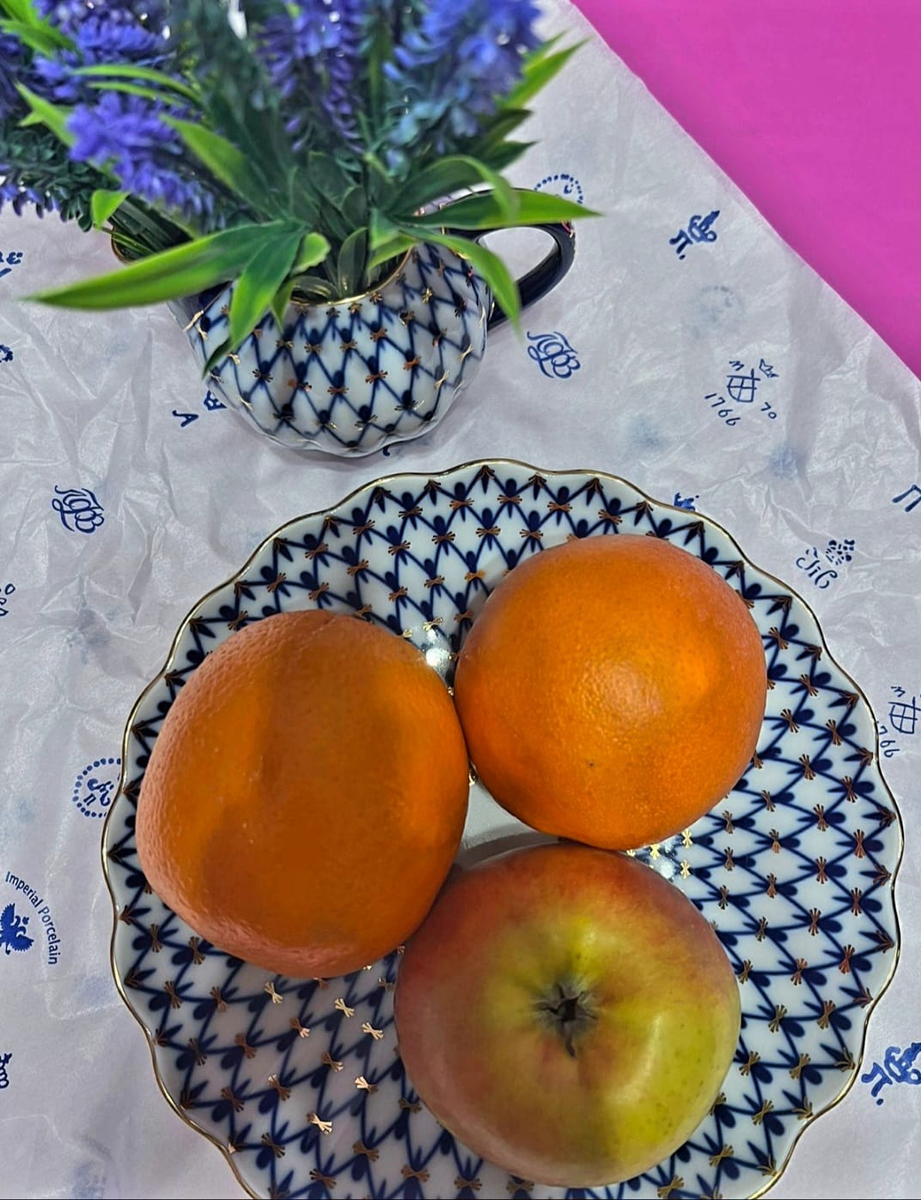 Сухарница «Кобальтовая сетка», которую я приобрела в магазине Императорского фарфорового завода в Санкт-Петербурге.