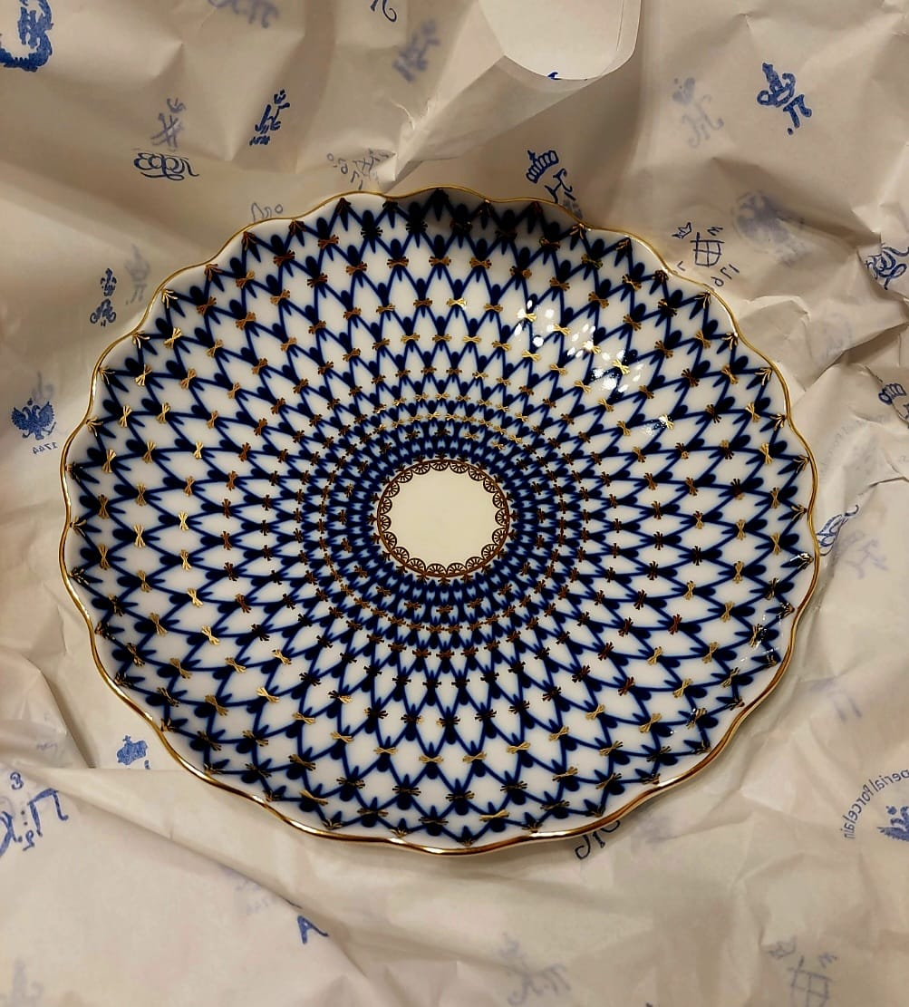 Сухарница «Кобальтовая сетка», которую я приобрела в магазине Императорского фарфорового завода в Санкт-Петербурге. 