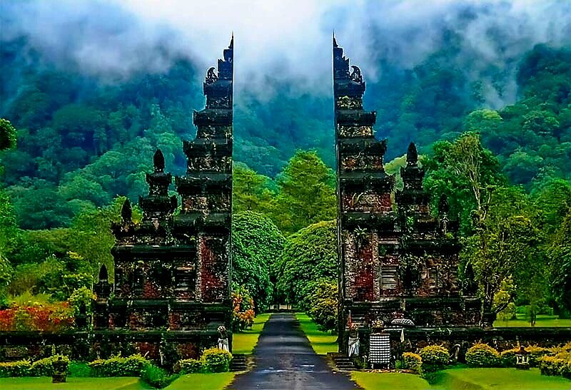 Бали пережил второе рождение с выходом фильма с Джулией Робертс в главной роли, иконой красоты из популярного бестселлера «Ешь – молись – люби».  Раньше популярность острову принесли блоггеры, которые размещали красивые фотографии в своих социальных сетях.  Теперь Бали стал еще и одним из Мест Силы, центров духовного мира. Кто-то едет на Бали искать любовь, катаясь на велосипеде на фоне прекрасных рисовых террас, как романтический герой из кино.  Можно воспользоваться силой центра острова в регионе Убуд, где целители и их древние знания более популярны, чем официальная медицина.  Серферы, дайверы и любители активного отдыха со всего мира считают Бали раем. Только ради того, чтобы отдохнуть на тихом пляже, стоит полететь.  Ведь инфраструктура зон отдыха очень хорошо развита.  Здесь чистые пляжи, несравненно красивые закаты, экзотическая природа и отдых на любой вкус и кошелек.  Некоторые приезжают отдыхать на неделю по системе «все включено».  Другие остаются здесь и живут в красивых бунгало по несколько месяцев.  Некоторые даже остаются навсегда, ведь невозможно не влюбиться в Бали, с его неповторимой харизмой, атмосферой, природой и климатом.