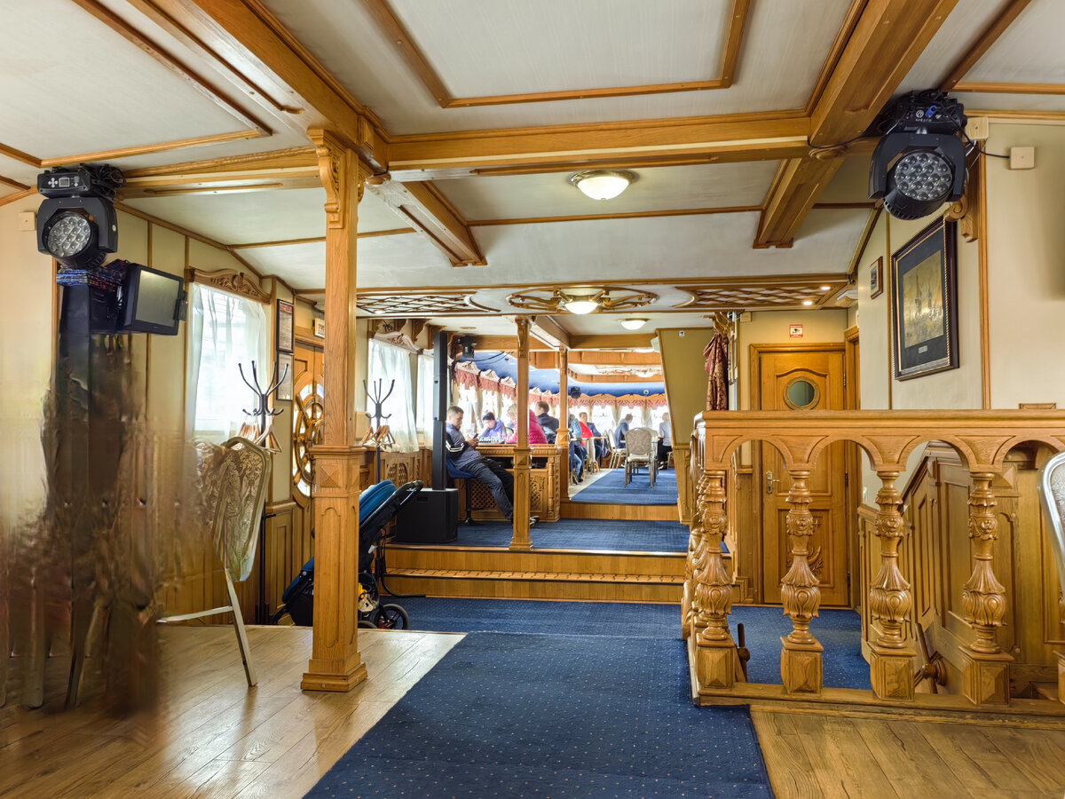 Нижняя палуба теплохода "Чижик-II" фото автора