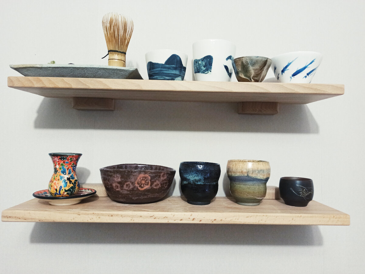 На моей полке посуда очень разная, есть даже турецкая. Японская посуда часто имеет натуральный оттенок, а также демонстрирует текстуру и красоту глины.