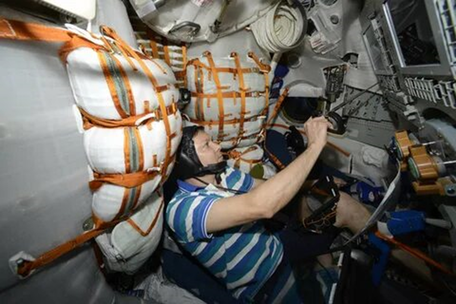 Олег Кононенко проводит тренировку в кКК «Союз МС-25». Фото: Роскосмос