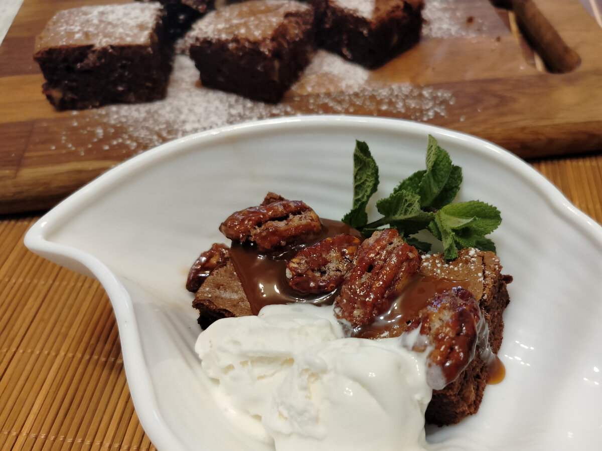 Брауни с орехами и солёной карамелью
