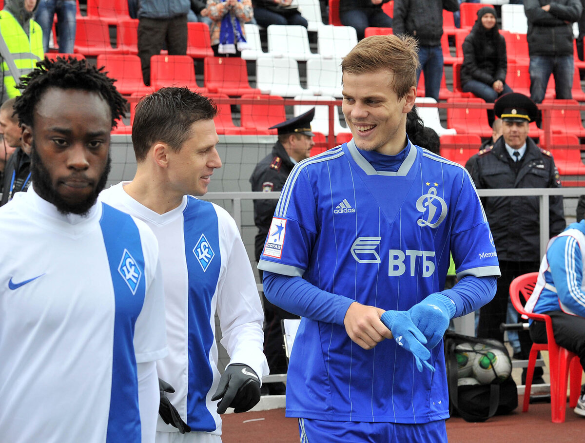 29 сентября 2013 года. Химки. «Динамо» - «Крылья Советов» - 2:0. Игорь Семшов и Александр Кокорин перед началом встречи. Фото Алексея Иванова, архив «СЭ»