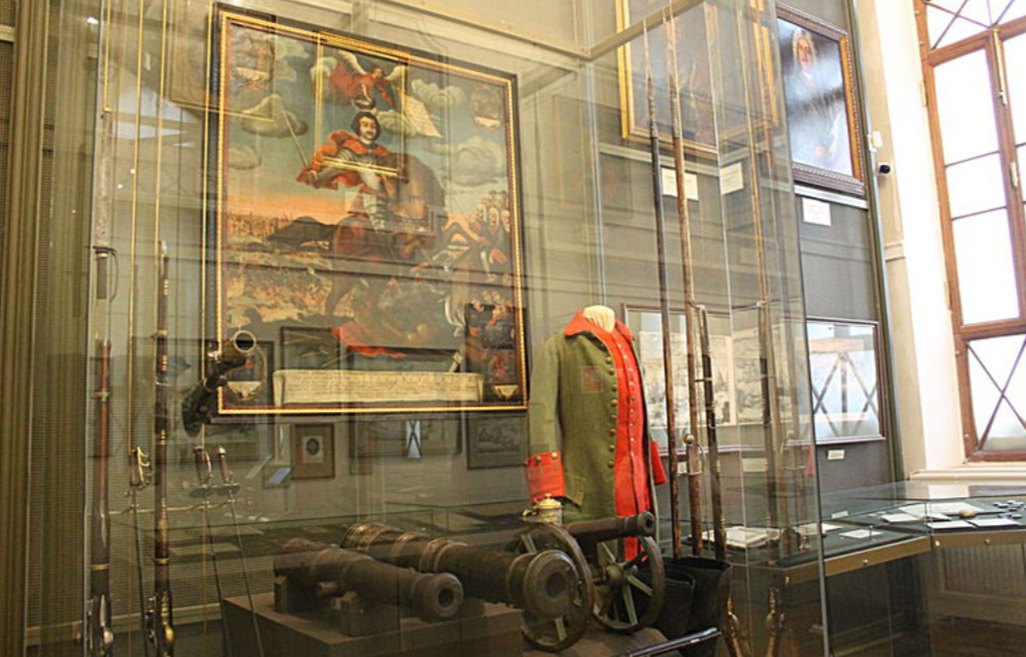 Витрина 6. Петровская эпоха.  Образцы оружия петровского времени.
На экспозиции представлены пушка корабельная, пушка для полевого боя и салютационная пушка для проведения праздничных салютов. (ГИМ)
