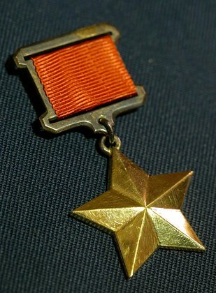 Медаль «Золотая Звезда» на экспозиции выставки «Память о Победе. Награды Второй мировой войны» в парадном вестибюле Оружейной палаты Московского Кремля. Фото: Артем Геодакян / ТАСС