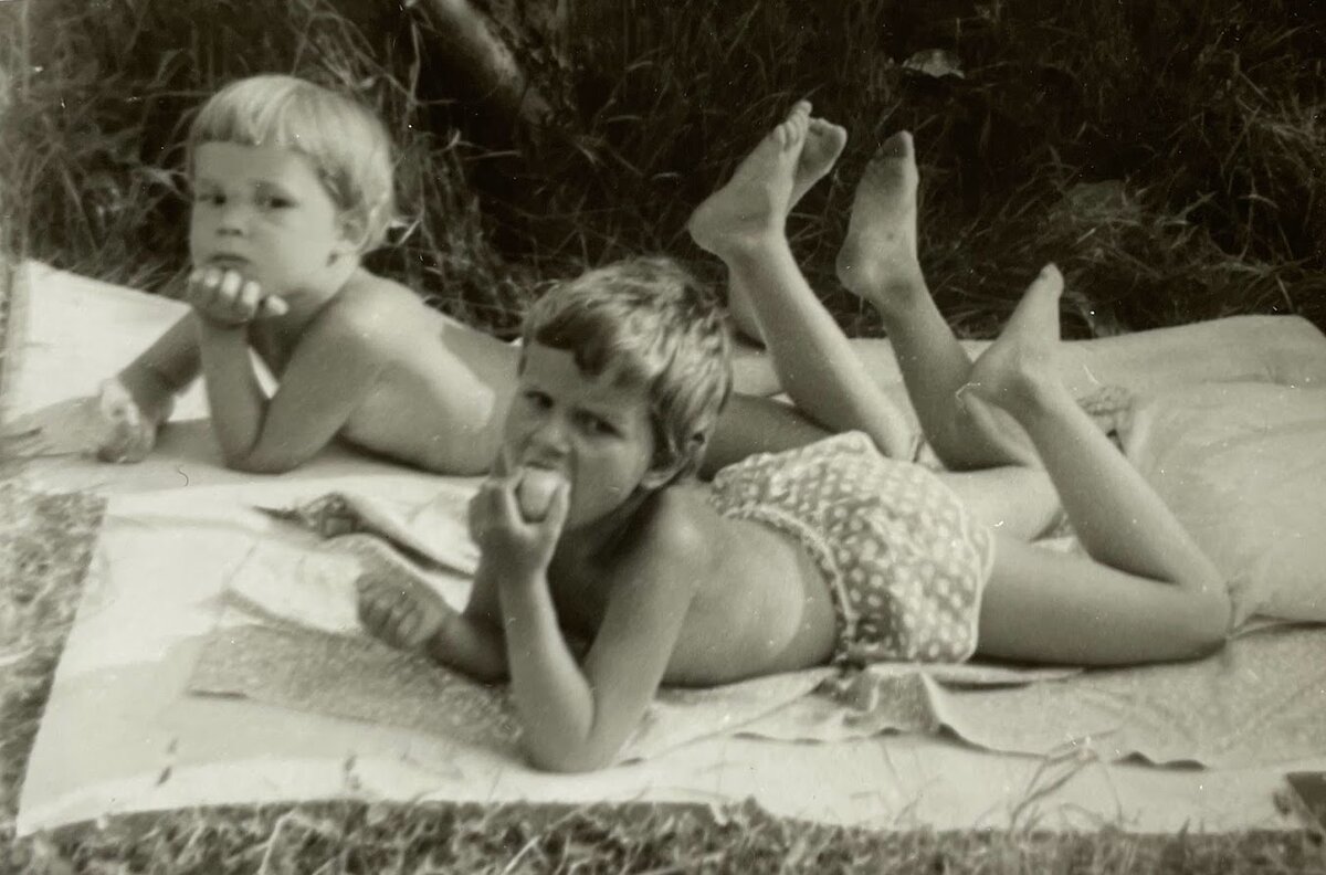 1984 Яблоко ест племянница, а Федя уже съел