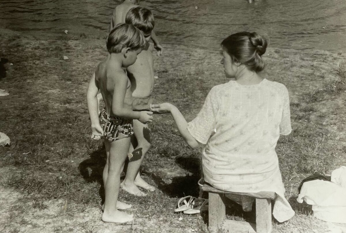 1984 сын, племянница и я на скамеечке