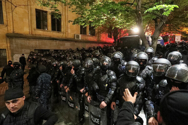    Сотрудники полиции в Тбилиси перед зданием парламента Грузии во время акции протеста против принятия закона об иноагентах, 15 апреля 2024 года / Irakli Gedenidze/Reuters