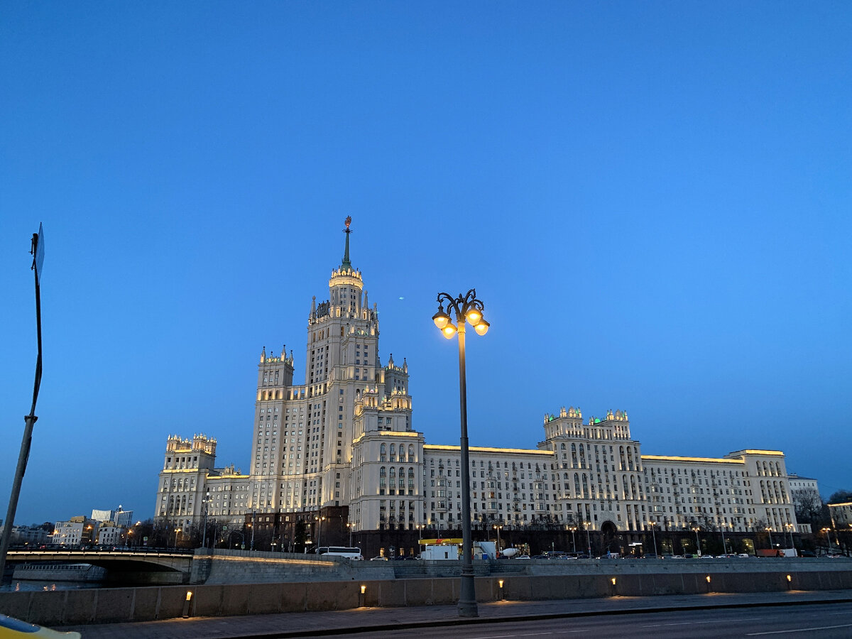 Вид напротив ресторана Community