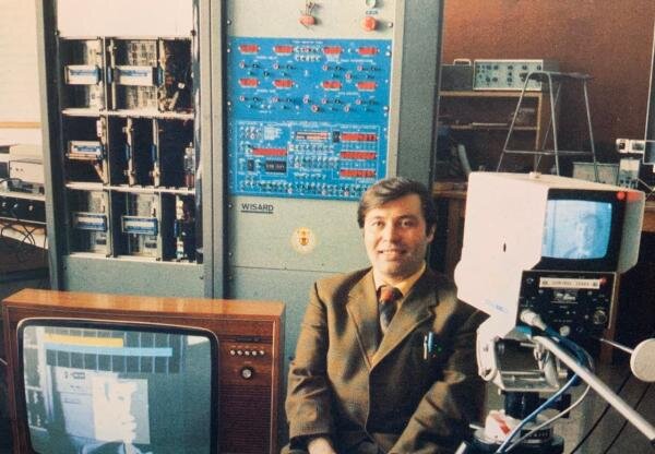 Рис. 1. Первая компьютерная система, различающая улыбку и нейтральное выражение лица. Общий вид экспериментальной системы WISARD (1984). (Рисунок приводится по книге: Robots. Superbly illustrated analysis of the robotics age from today's automated assembly lines to the intelligent machines of the future. Salamander, 1985. См. также: https://malcolmbinstead.github.io/wisard/).