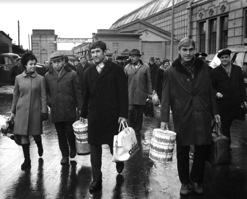 Те самые торты. Спартаковцы выходят из Киевского вокзала в Москве после возвращения с выезда в Киев.