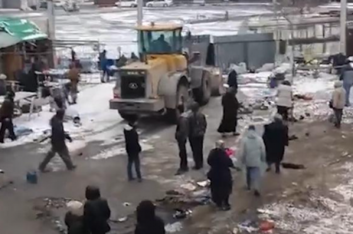    В Новосибирске рассказали, зачем тракторист снес торговые точки