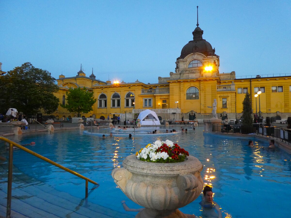Вот так выглядит легендарный открытый бассейн в Сечени...