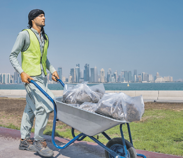 Многие мечтают трудиться с видом на море и небоскребы, но не каждого допустят. Фото: AP/TASS