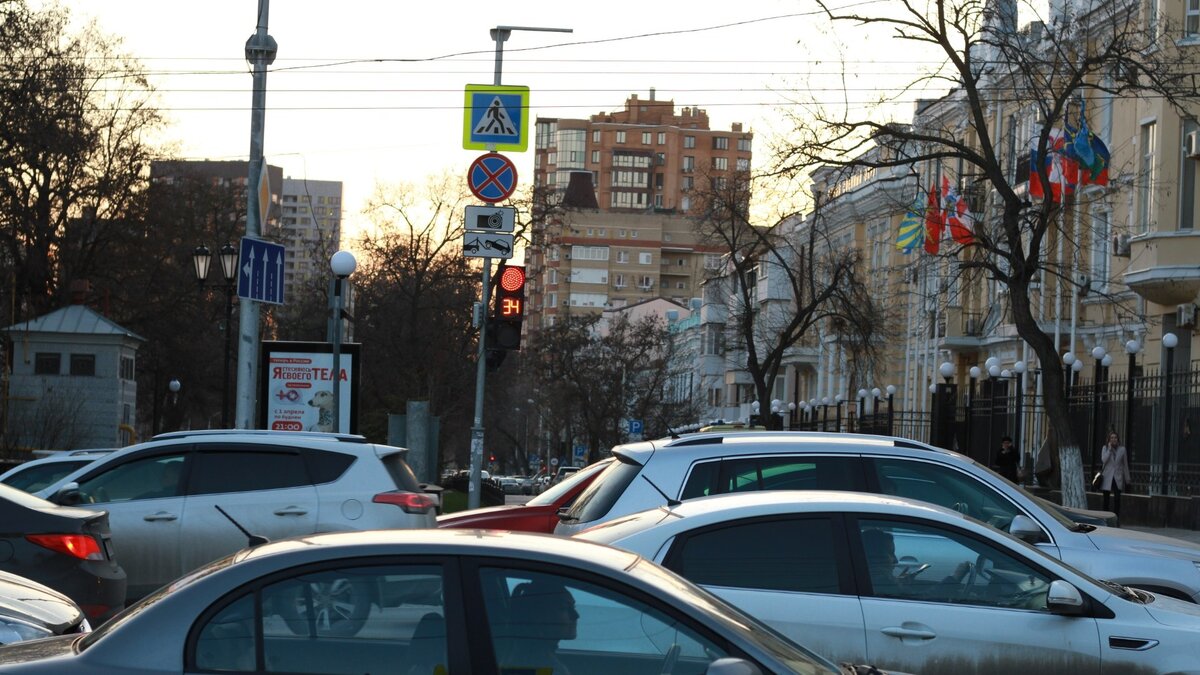     Горожане давно привыкли к тому, что в некоторых районах города часто приходится «постоять». Но каждое изменение погоды оборачивается для владивостокцев настоящим апокалипсисом: во многих местах ни пройти, ни проехать.