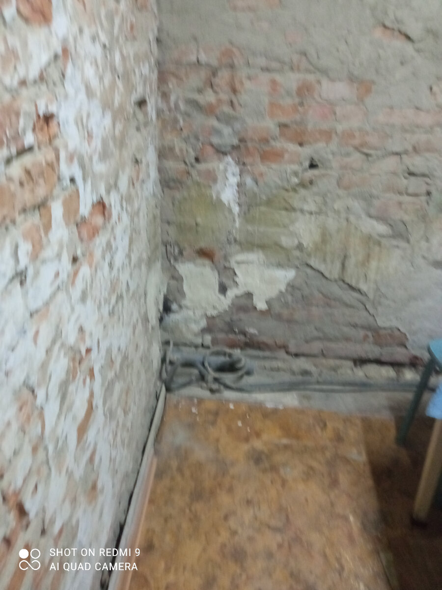 Здесь даже старый линолеум не снят. 