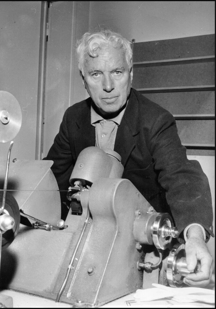 Сэр Чарльз Спенсер ЧАПЛИН (16 апреля 1889 - 25 декабря 1977). 
Фото: https://www.britannica.com/biography