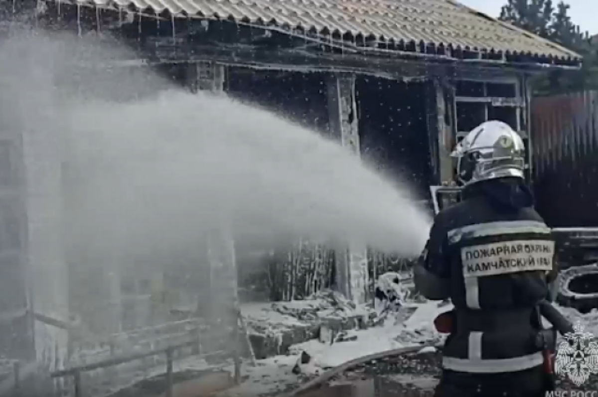    На Камчатке огнеборцы предотвратили взрыв при тушении пожара