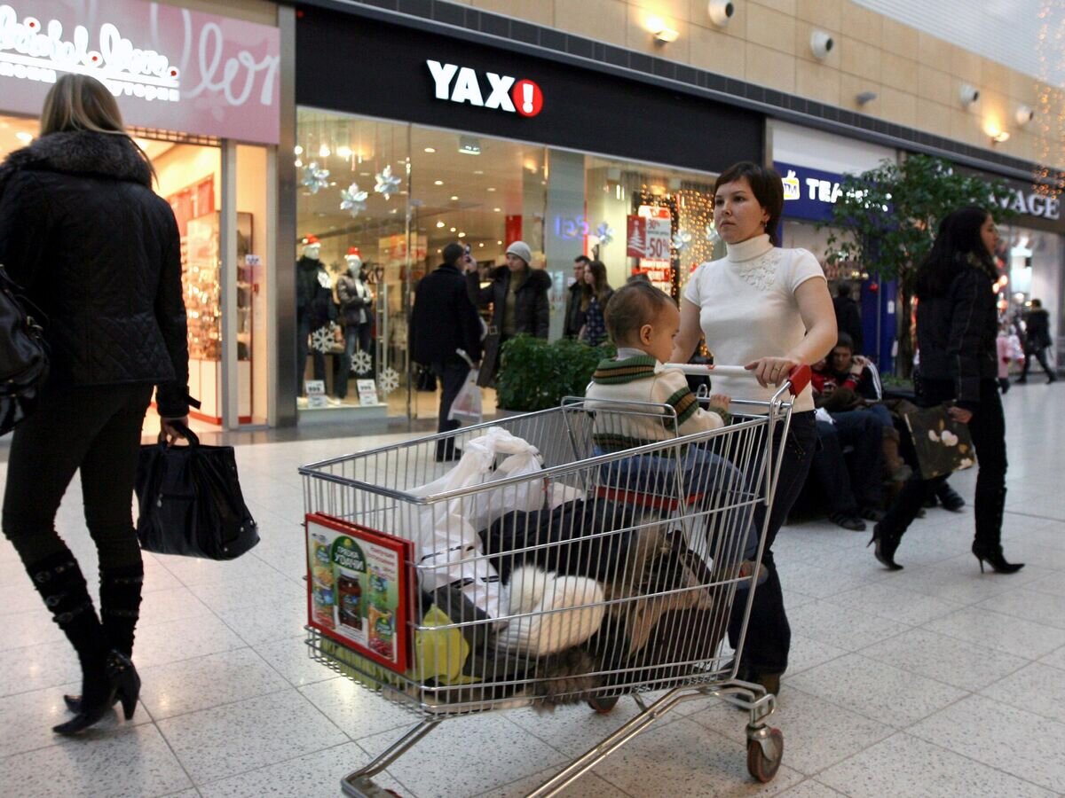    Посетители торгового центра© РИА Новости / Титиевский Валерий