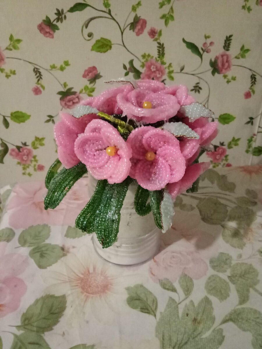 Бисер розовый , жёлтые бусинки для серединки .  Бисер салатовый , бисер зелёный, жидкий  гел ,гипс , баночка .