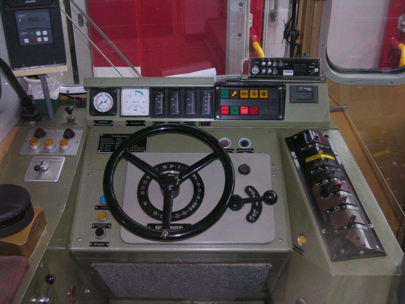 Картинка из свободных источников. Кабина электровоза BDeh 4/4, работающего на линии Люцерн-Энгельберг. 