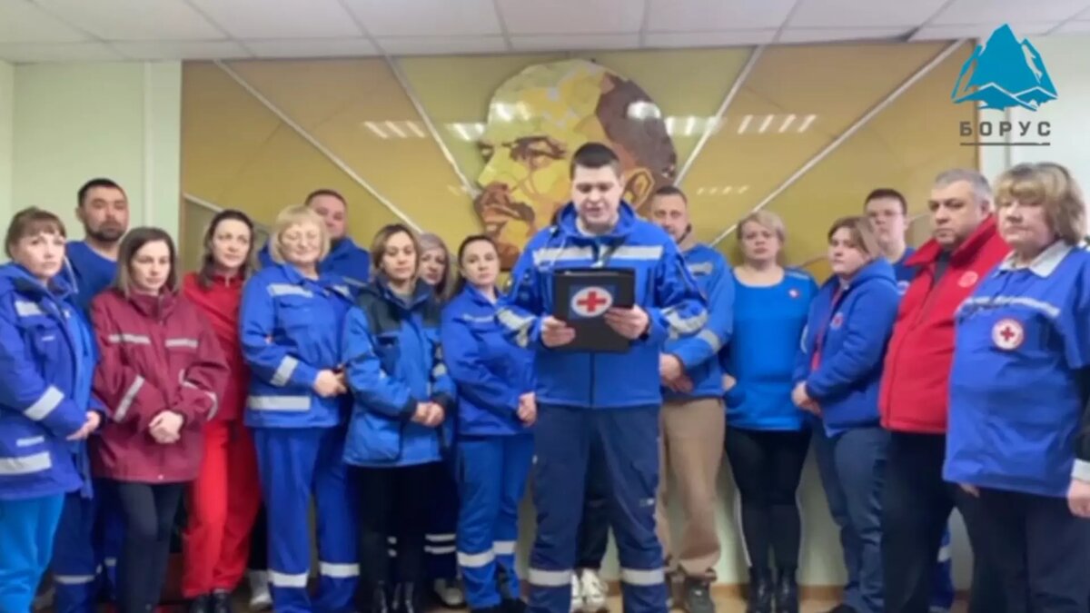     Сотрудники отделения скорой помощи Енисейской районной больницы пожаловались на то, что их оставили без социальных выплат. Они записали видеообращение к президенту РФ Владимиру Путину, правительству и Минздраву.