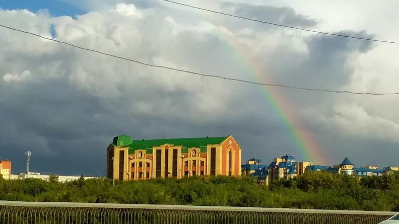     До конца рабочей недели в регионе ожидается неустойчивая погода. Омичей ждут дожди и грозы. При этом температура будет подниматься до +20 градусов.