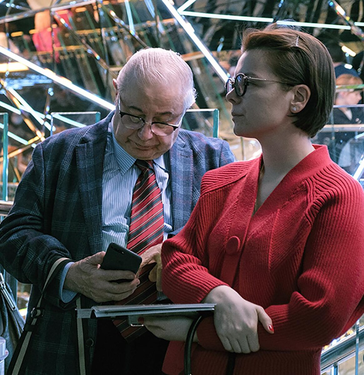 С супругой.