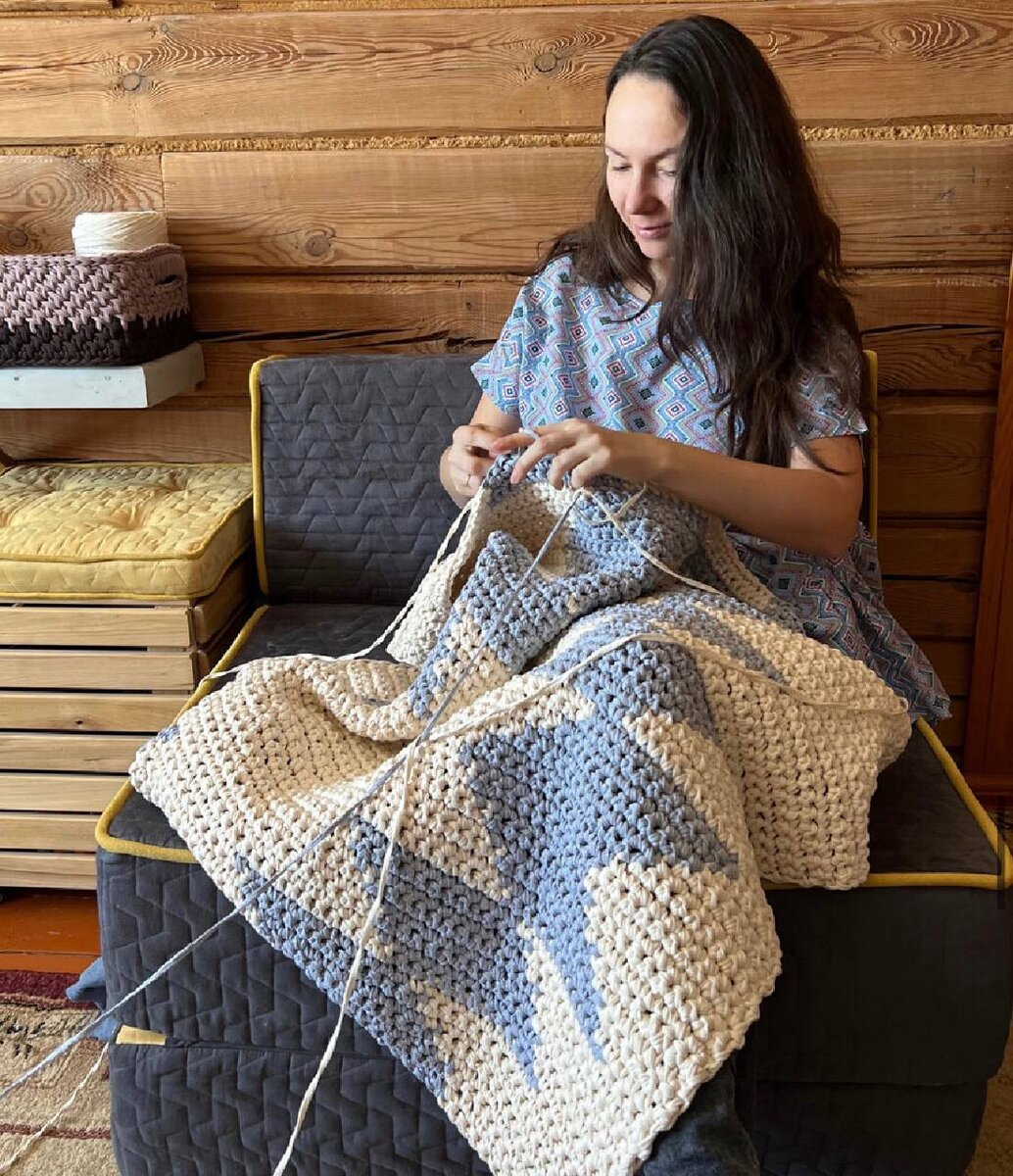 Автор канала вяжет ковер в свободное от работы, реставрации, ремонта, перекрасок и воспитание детей и мужа время))